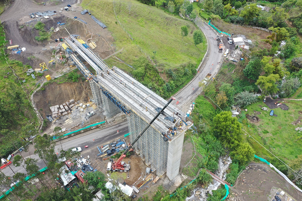 Panoramic view of the assembly of the precast beams on viaduct 205 with a length of 200m located in the Naranjo sector – image courtesy of Unión Vial Río Pamplonita