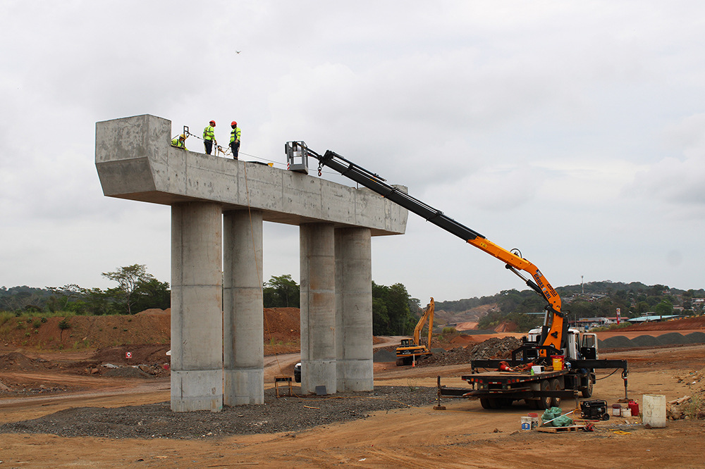 Technical inspection work to control the support bases on the lintel (image courtesy of Public Works Ministry of Panama (MOP))
